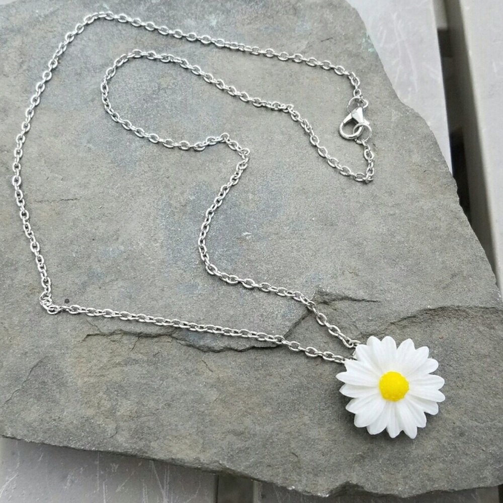 White Daisy Silver Plated Chain 18” Necklace New - Picture 3 of 4
